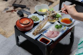 體驗在日本傳統村落中生活兩天一夜。

這個地方叫做相倉合掌造村,

位於日本富山縣南東市。

它是聯合國教科文組織世界遺產。

這個村莊與許多人熟知的白川鄉有些相似,但更寧靜,

人也更少,也更少喧囂。

村裡大約有六、七棟傳統民宅提供住宿,但不得不說,預訂非常困難,

因為它們總是爆滿。

這次我預訂了一間名為「朝陽門」的民居,

每人每晚約15,000日元,

包含晚餐和早餐。

這間民居可容納1-4人。

我去的時候,還有一位日本老先生住在另一個房間。

主人是一位老太太,她負責照顧客人並準備餐點。

食物很簡單,是日式家常菜。

看起來真好吃!有烤魚、刺身和各種天婦羅。

哦!他們還提供浴衣,可以拍照穿,

或吃飯的時候穿。真是道地的體驗!

我得告訴大家,我十二月去的時候,

外面很冷,但是一進屋裡,

就一點也不冷。房子的隔熱效果非常好。

而且他們還開著暖氣,讓我們一直感覺溫暖舒適。

睡覺的地方是鋪在地上的日式榻榻米。

非常舒服。浴室和公共區域也很乾淨整潔。

此外,你可以在村子裡悠閒地散步拍照,因為傍晚和清晨,
幾乎沒什麼人。拍出來的照片寧靜美麗。

這是一次很棒的體驗。

在這樣一個古老的村莊體驗民宿真是太棒了!

我印象非常深刻,如果有機會我一定還會再去,

或者以後有機會也想嘗試在其他村莊體驗民宿。 ❤️

#再次旅行 #相倉 #富山 #五箇山