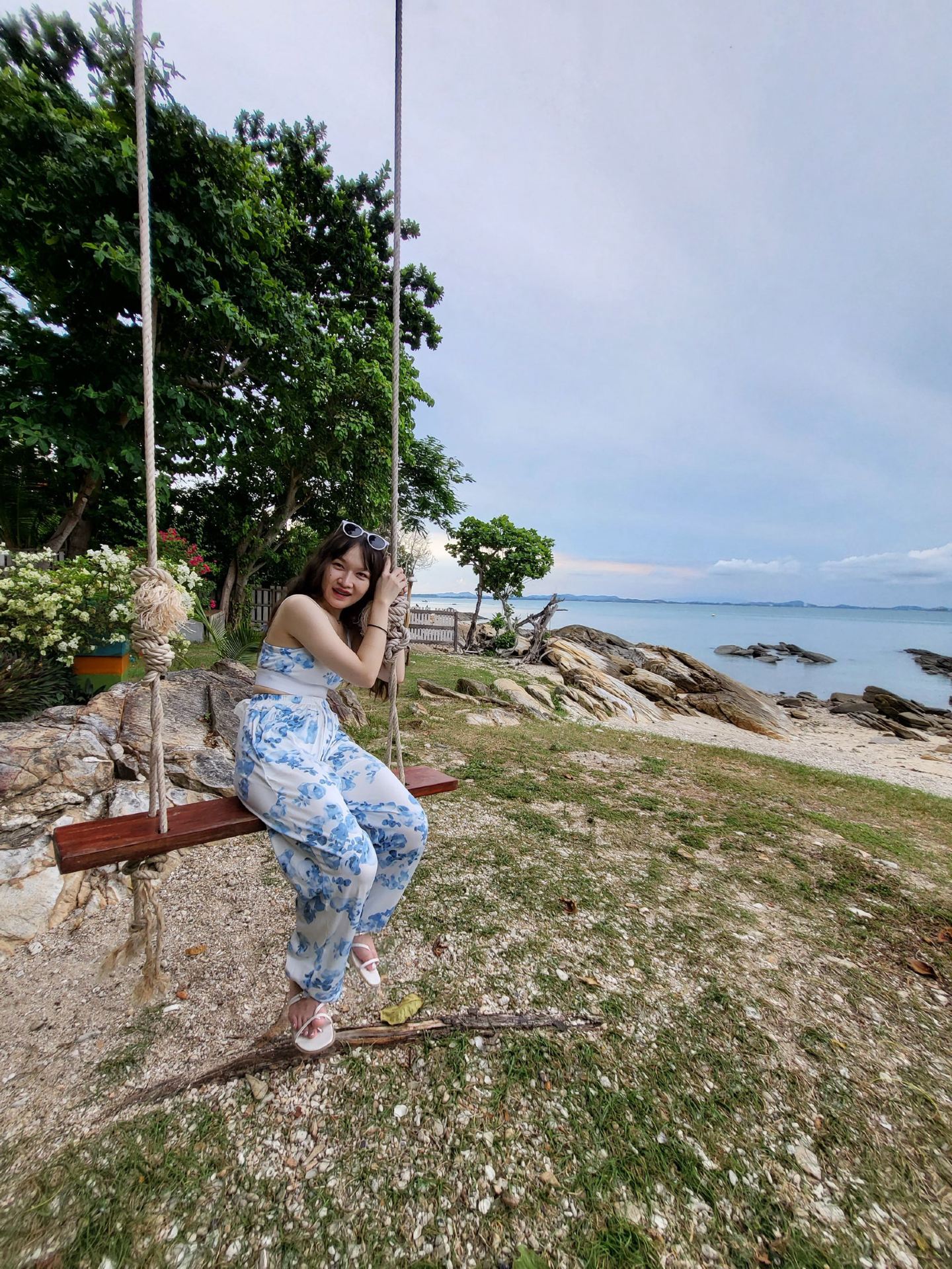 🌴 Bài đánh giá về chuyến đi đến Koh Samed, tỉnh Rayong

Koh Samed 🌊
Biển đẹp, nước trong xanh và không khí thư thái, hoàn hảo cho một kỳ nghỉ thư giãn.

✨ Những điểm nổi bật yêu thích:

· 🏝️ Những bãi biển cát trắng tuyệt đẹp và nước biển màu ngọc lam, lý tưởng để bơi lội và ngắm cảnh.

· 🌅 Không khí buổi tối thật tuyệt vời, lý tưởng để ngắm hoàng hôn.

· 🪨 Có nhiều khối đá và bãi biển đẹp để chụp ảnh.

· 🌿 Không khí trên đảo rất giản dị, hoàn hảo để thư giãn.

· 🍤 Có rất nhiều nhà hàng và quán cà phê để lựa chọn.

Ấn tượng chung:
Koh Samed là một điểm đến biển tuyệt vời khác cho những kỳ nghỉ ngắn ngày. Nếu bạn muốn thoát khỏi sự ồn ào náo nhiệt, hãy thư giãn, lắng nghe tiếng sóng, hít thở không khí biển và dành thời gian chất lượng cho bản thân. 💙

📍 Koh Samed, tỉnh Rayong
“Đôi khi, cách thư giãn tuyệt vời nhất…chỉ đơn giản là được ngắm nhìn biển cả trước mặt.” 🌊🤍

#KohSamed #RayongTravel #RayongSea #BeachTravel #TravelReview #SamedIsland #Rayong #ThailandTravel