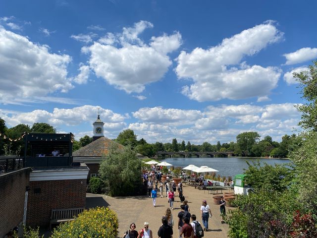 Hyde Park: London's Verdant Heart 🌳🚣‍♂️ 