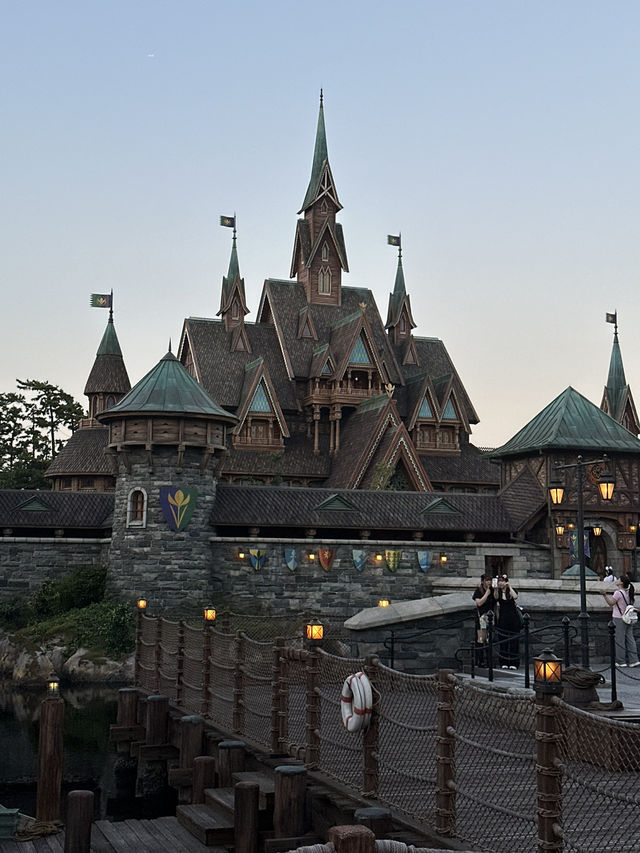 The Adult-Friendly Disney? Oh Yes, It Exists! 🍸🏰