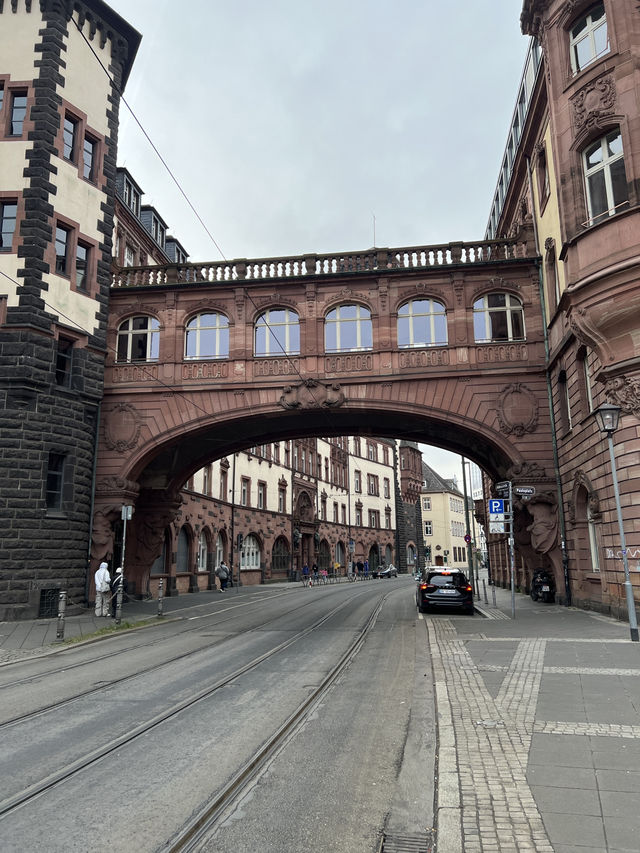 From medieval roots to modern marvels, Frankfurt is a city of contrasts ✨🇩🇪 