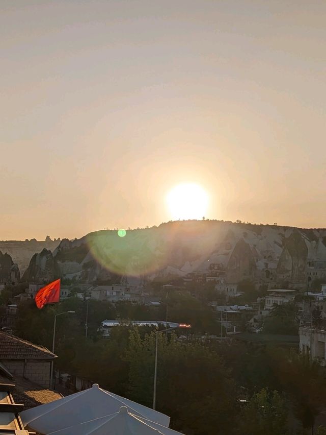 Ultimate Göreme Getaway: Sunrise, Hot Air Balloons, & Cave Cafes 🏜️🎈