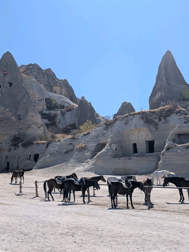 Ultimate Göreme Getaway: Sunrise, Hot Air Balloons, & Cave Cafes 🏜️🎈