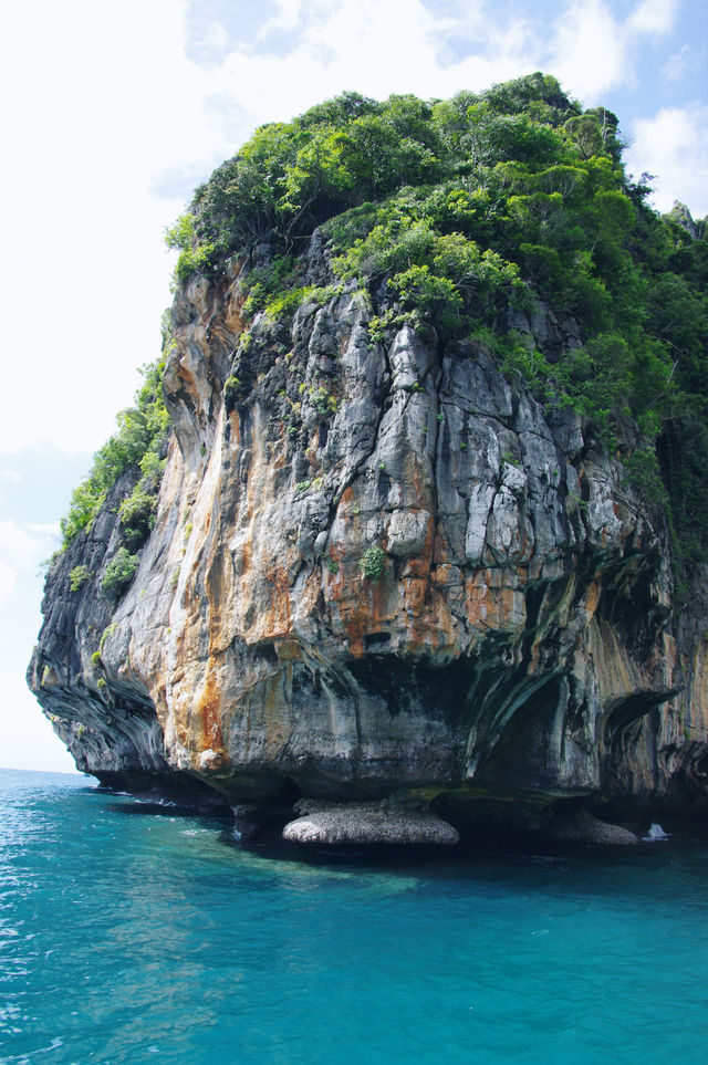 Phi Phi Island - the unforgettable sea of jelly-like green shimmer.