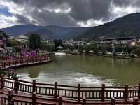 滴水苗城位於雲南省屏邊苗族自治縣，牧羊河畔，景區依山而建，濱水而居，景色優美