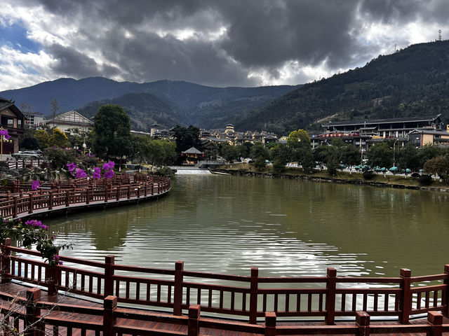 滴水苗城位於雲南省屏邊苗族自治縣，牧羊河畔，景區依山而建，濱水而居，景色優美