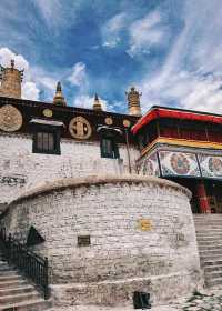 西藏拉薩哲蚌寺小眾人少虔誠的信徒