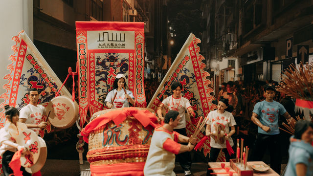 香港至今保留著許許多多的傳統慶典，2023年9月28日～30日中秋時節，香港大坑就會上演舞火龍（每年