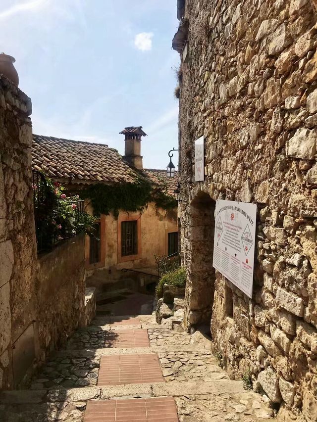 ❤️香榭麗舍大街❤️ 始建於1616年，全長1800米，最初叫“王后林蔭大道”，徐悲鴻在法國留學時把它取名為“香榭麗舍”，是巴黎最浪漫的街道，也被譽為全世界最美麗的街道✅
