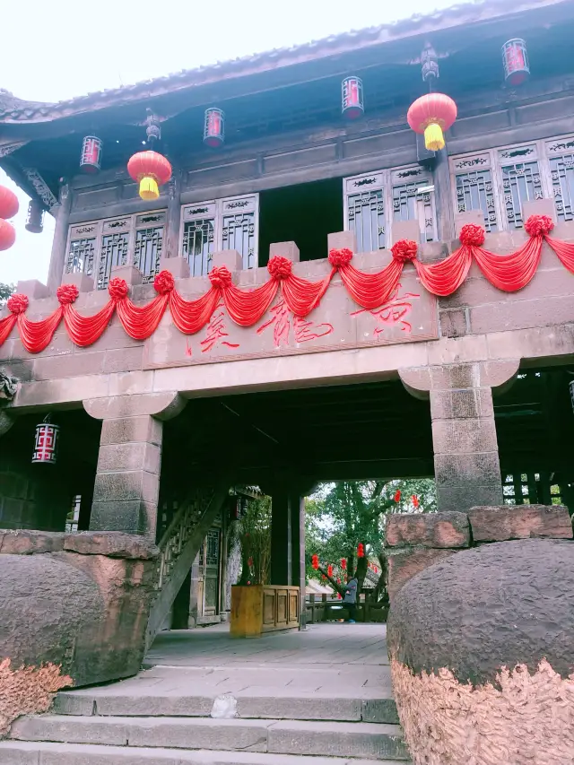 Take the kids for a stroll through the thousand-year-old ancient town of Huanglongxi