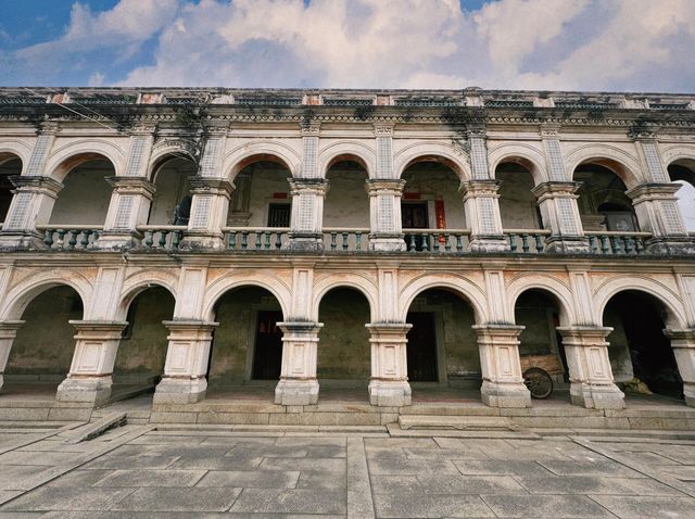 在福建的漳州東美村，藏著一座被遺忘的寶藏建築——曾氏番仔樓