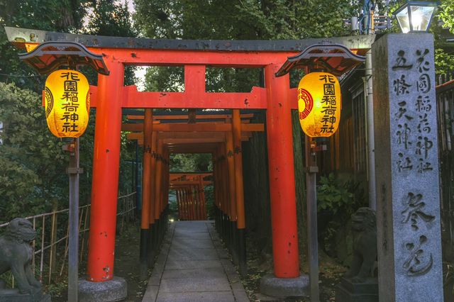 東京旅行｜感受花園稻荷神社的色彩