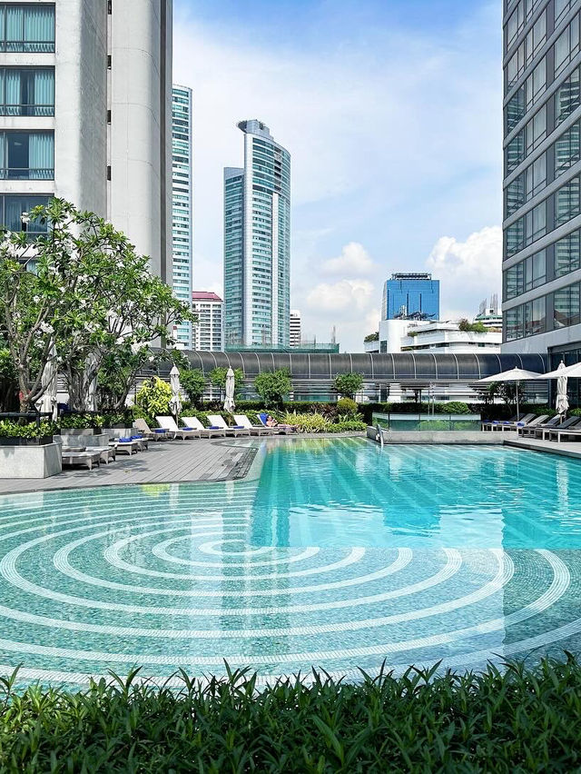 曼谷皇后公園萬豪侯爵酒店的位置超棒，景觀絕佳，頂樓酒吧更是一絕