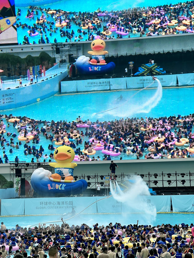 在水上樂園被小黃鴨包圍了