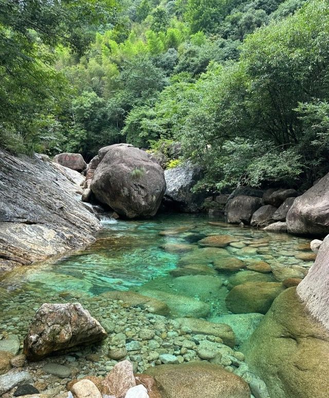 黃山九龍瀑：一瀑九折，探索碧綠潭水的奧秘！