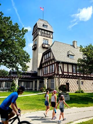 阿西尼博因公園：在這裡可以看到胖嘟嘟的北極熊在你頭頂游泳打鬧