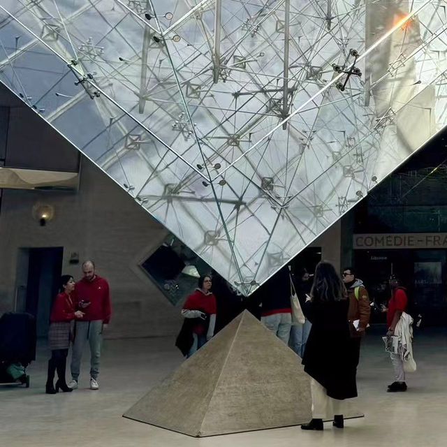 The MET x The Louvre, what’s more enjoyable than that! 🇫🇷