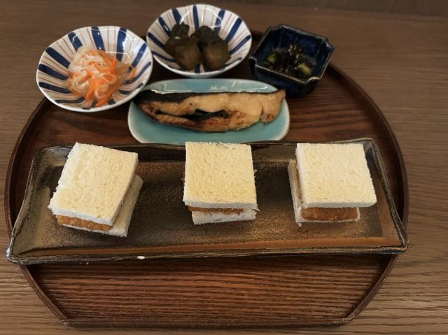 阿那亞霧靈山小夜餐廳。