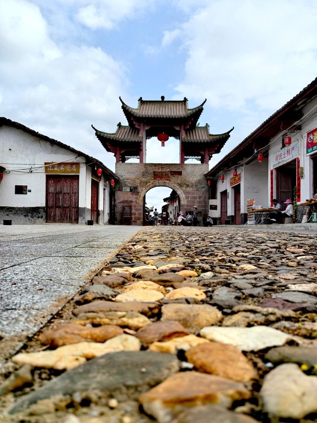 探秘嶺南古韻,珠璣巷裡尋根源。 探秘嶺南古韻,珠璣巷裡尋根源。