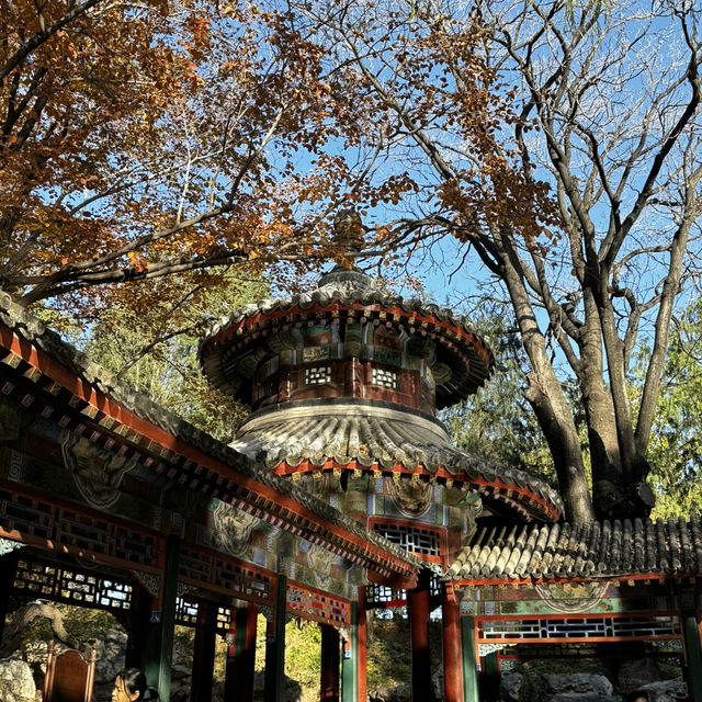 Enjoying the fresh Autumn air at The Summer Palace 🏯