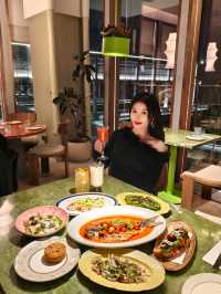 帥哥主廚的餐廳，難怪美女們都來……