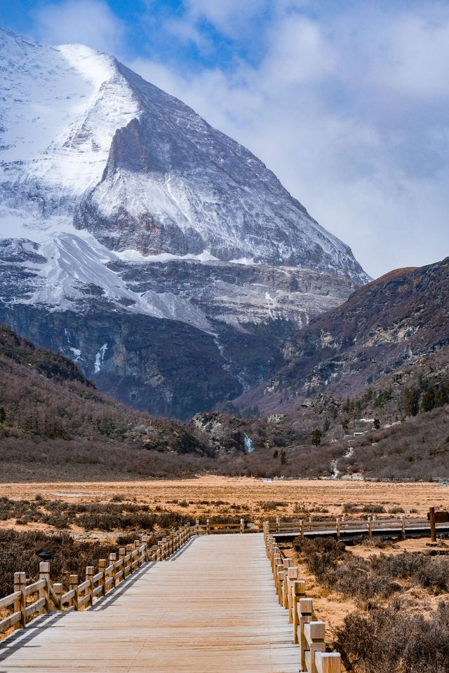 稻城亞丁的雪山很美，過程痛苦但很值得