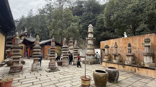 龍潭古寺：年初二登高祈福