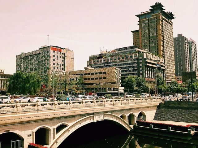 Ancient City Wall Park of Xi'An: Nice Promenade & Beautiful Vistas on The City Streets