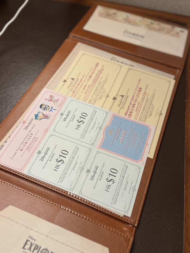 趁著香港迪士尼20周年入住探索家酒店，簡直是大人也能瘋狂的童話冒險！🏜️✨ 
