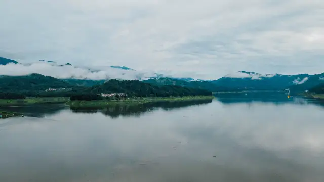 โรงแรมเทพริมทะเลสาบหยาหนี่ว์