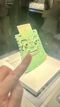 行程安排 Day: 趵突泉-大明湖-曲水亭街 趵突泉:濟南三大名勝之一,泉水清澈見底,感受"
