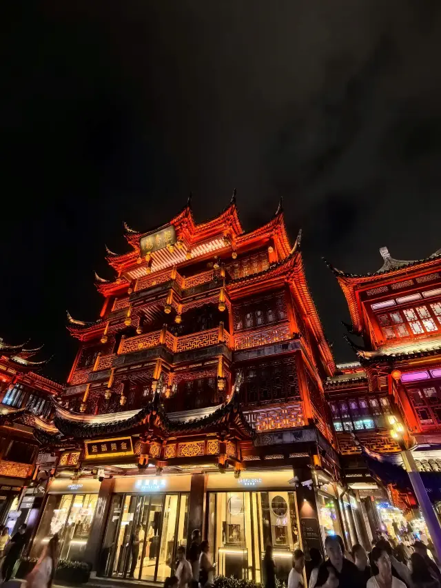 Shanghai Chenghuang Temple is a Taoist temple in Huangpu District, Shanghai, with a profound historical and cultural heritage. Here is a detailed introduction:
