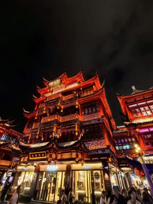 上海城隍廟是上海市黃浦區的道教宮觀,具有深厚的歷史文化底蘊。以下是詳細介紹:  
- 歷史沿革: 上海城隍廟是上海市黃浦區的道教宮觀,具有深厚的歷史文化底蘊。以下是詳細介紹:  
- 歷史沿革:
