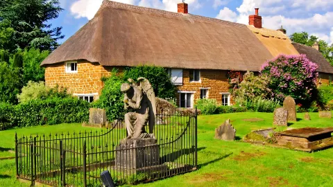 Discovering the Soul of Tourist Destinations in the British Countryside — traveler post in Warwick