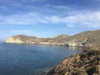 來聖托里尼度個假吧！這裡的天空藍得像油畫，海水清澈見底，整個人都放鬆下來了～這次打卡了幾個絕美景點和