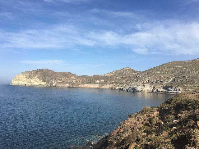 來聖托里尼度個假吧！這裡的天空藍得像油畫，海水清澈見底，整個人都放鬆下來了～這次打卡了幾個絕美景點和