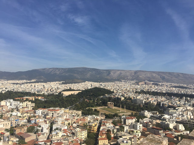 來聖托里尼度個假吧！這裡的天空藍得像油畫，海水清澈見底，整個人都放鬆下來了～這次打卡了幾個絕美景點和