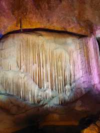 踏入這片地下溶洞,彷彿一腳踩進了億萬年的時光長河裡。抬眼望去,嶙峋的鐘乳石從穹蒼垂落,似冰柱、似玉石柱