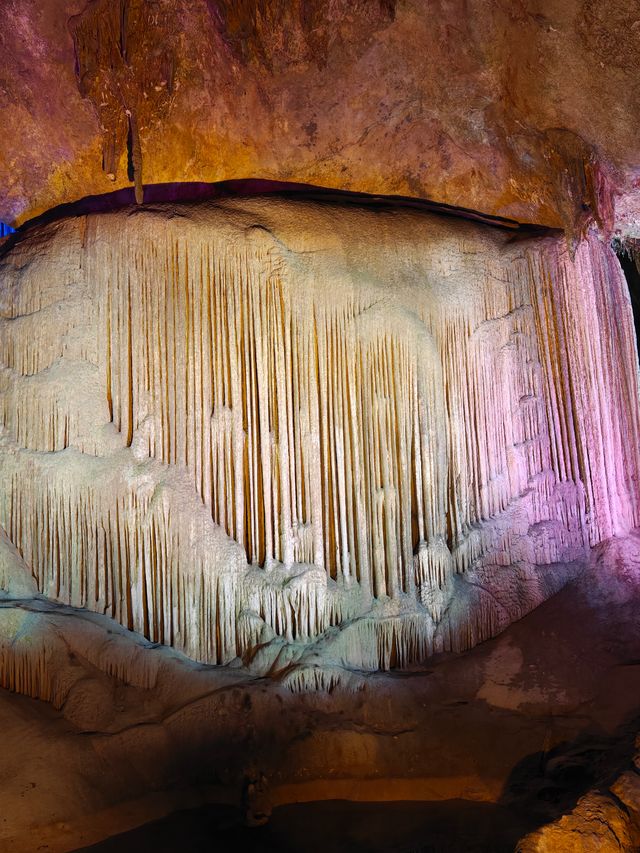 踏入這片地下溶洞,彷彿一腳踩進了億萬年的時光長河裡。抬眼望去,嶙峋的鐘乳石從穹蒼垂落,似冰柱、似玉石柱 踏入這片地下溶洞,彷彿一腳踩進了億萬年的時光長河裡。抬眼望去,嶙峋的鐘乳石從穹蒼垂落,似冰柱、似玉石柱