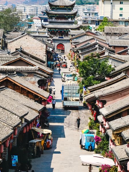 Selama liburan Qingming dan Festival Musim Semi, saya pergi ke Xichang untuk mengejar roket dan melihat pohon jacaranda.