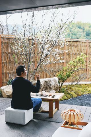 莫干山の和風侘寂スタイルのプライベート温泉と山景が本当に癒される
