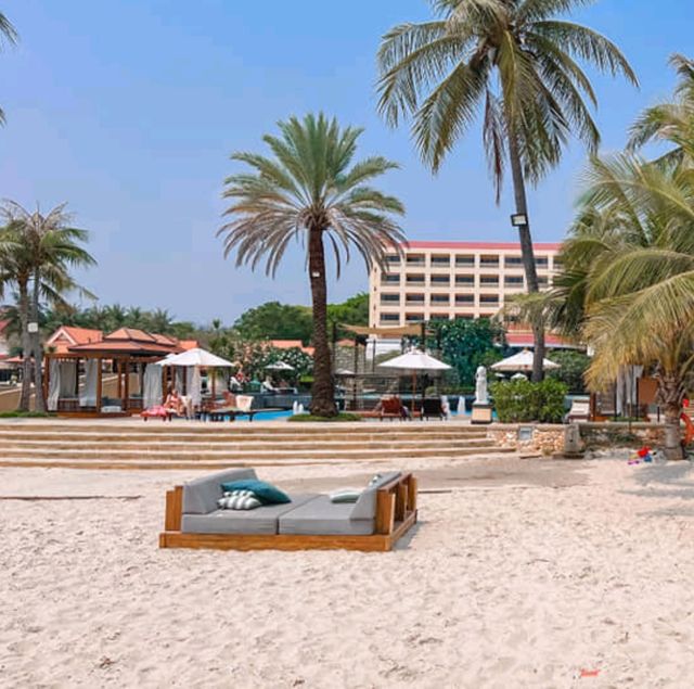 โรงแรมหัวหินติดชายหาด สระว่ายน้ำกว้างมาก
