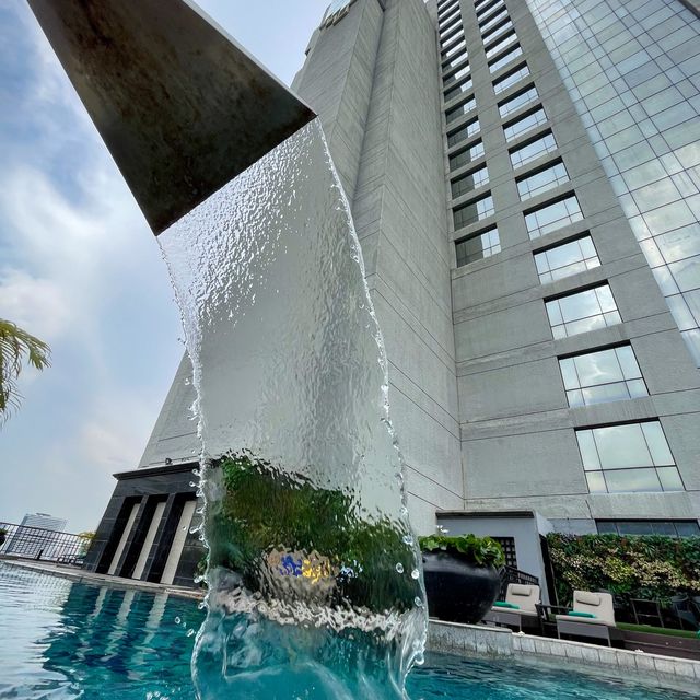 Banyan Tree Bangkok กับห้องกระจกทรงโค้ง