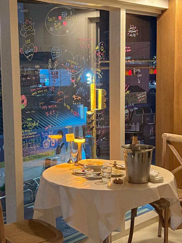 낮에는 카페, 밤엔 아늑한 와인바로 변신하는 비뉴🍷