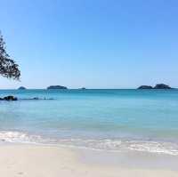 รีสอร์ทสไตล์ทรอปิคอลสุดชิลล์ริมหาดเกาะช้าง
