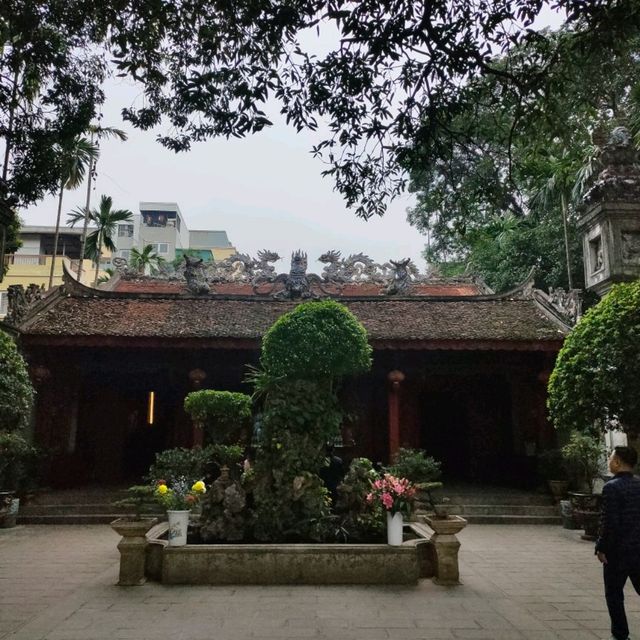 🇻🇳ベトナム ハノイ "クアンタン寺(鎮国寺)" 厳かな寺、重厚感ある4トンの銅像が特徴的