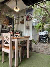Munasir ร้านกาแฟนั่งชิวริมสระ ณ พัทยา
