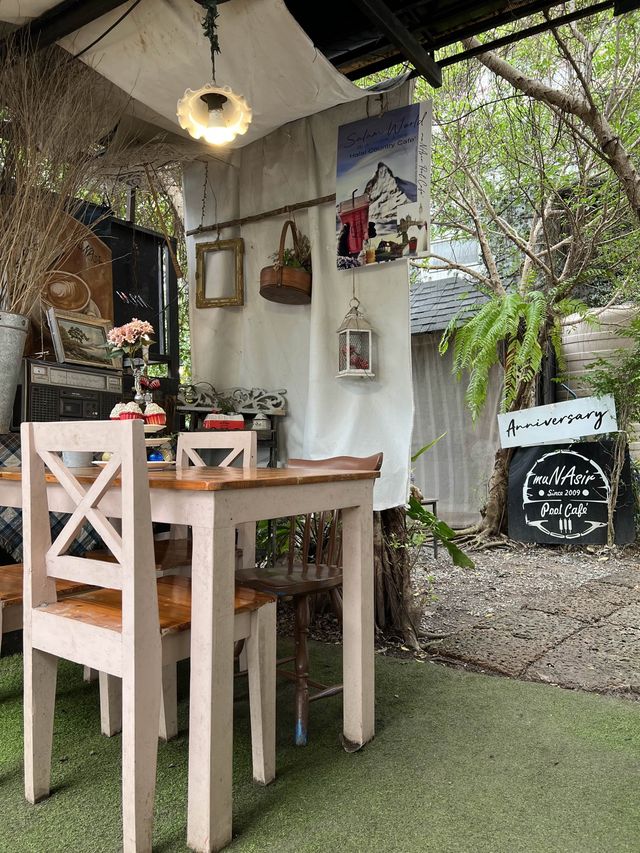 Munasir ร้านกาแฟนั่งชิวริมสระ ณ พัทยา