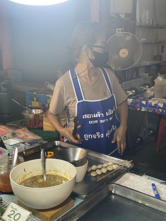 ปลาหมึกย่าง เจ๊หวิน 🌶️🐙 ตลาดนัดเซนทริค จันทบุรี 