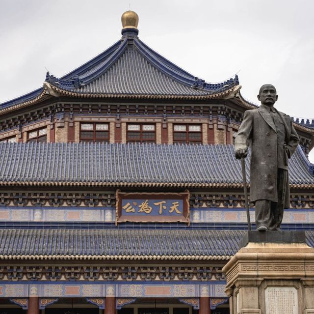 歷史的沈澱緩緩流溢於層層柚木扶手間 - 孫中山紀念館